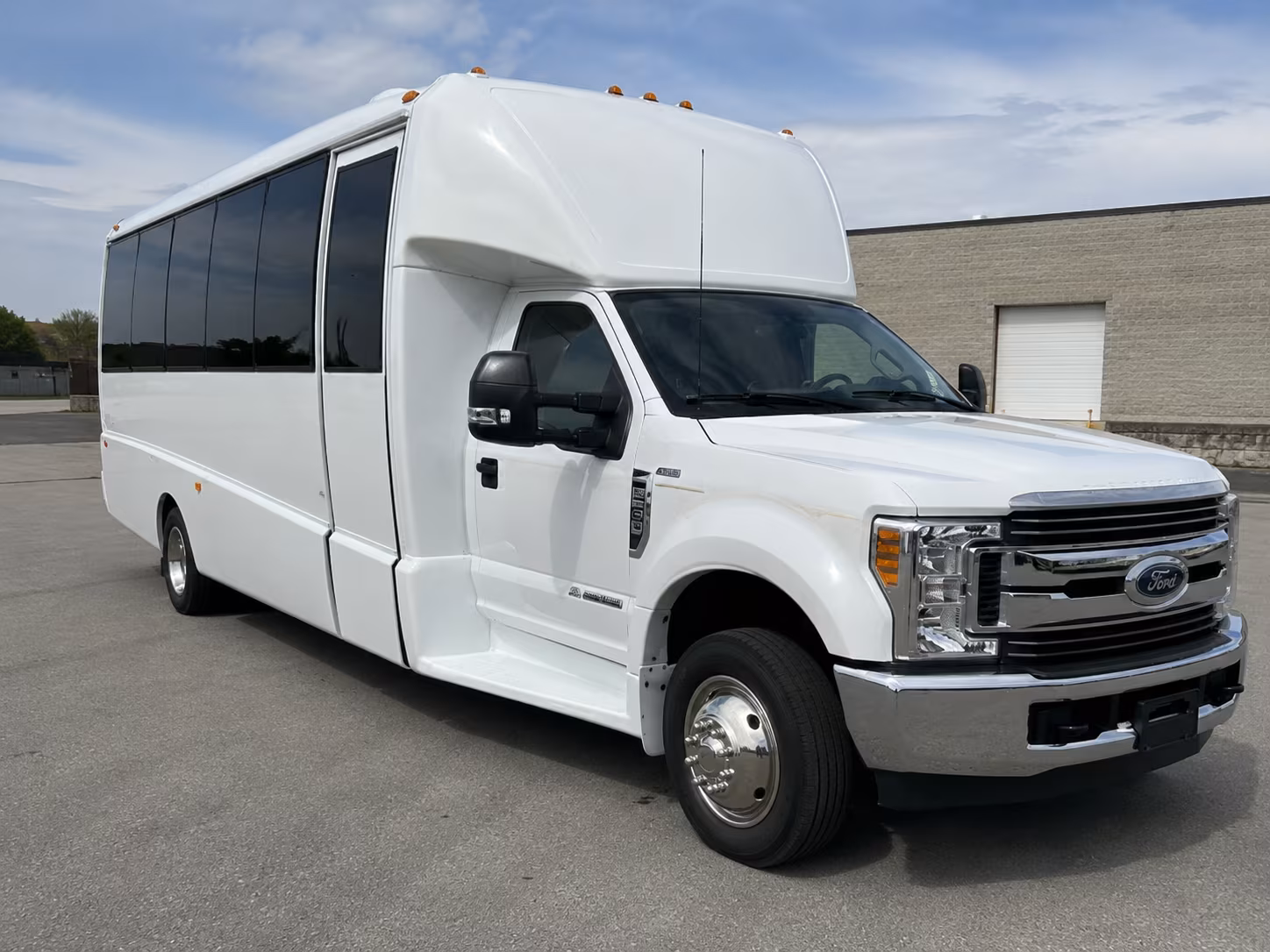 airport transfer buses between hector international and fargo hotels